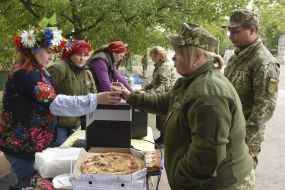Volunteers treat servicemen