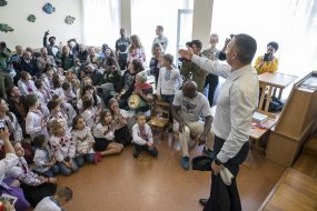 Виталий Кличко общается с детьми