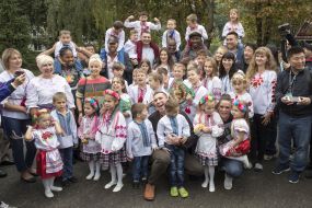 Гости и дети из детского дома