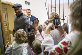 Леннокс Льюис здоровается с мальчиком