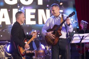 Vitaliy Klichko plays guitar