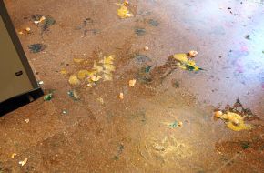 Плями крові і зеленки на підлозі