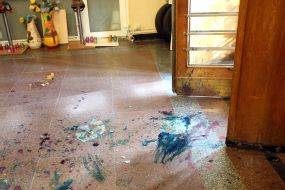 Плями крові і зеленки на підлозі