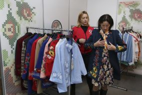 Женщина примеряет пальто