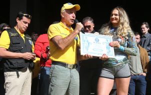 Olga Lyashchuk receives a certificate about her world record set