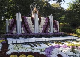 Flower arrangement in the form of piano keys