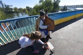 Козак грає на бандурі у Запоріжжі