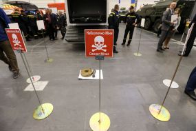 The note with the words "Dangerous mines"