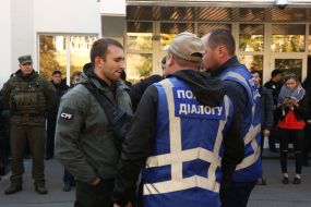 Sergey Mazur communicates with the police of the dialogue