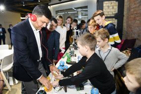 Meeting of Vladimir Groisman and schoolchildren-inventors