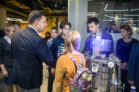 Meeting of Vladimir Groisman and schoolchildren-inventors