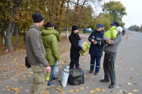 The psychologist communicates with the evacuees