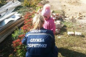 Психолог общается с девочкой