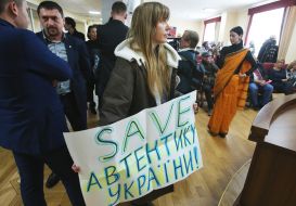 Дівчина тримає плакат 