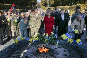 Flower laying ceremony at the Tomb of the Unknown Soldier