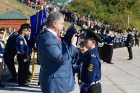 Петр Порошенко надевает гюйс курсанту-первокурснику Херсонской морской академии