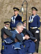 Петр Порошенко надевает гюйс курсанту-первокурснику Херсонской морской академии