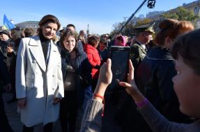 Marina Poroshenko is photographed with a member of the Prayer for Ukraine