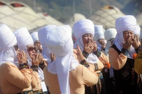 Women in national costumes play waggons