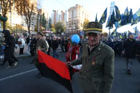 Участники Марша славы УПА с красно-черным флагом