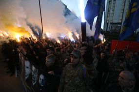 Участники Марша славы УПА с  зажжеными файерами