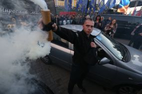 Участник Марша славы УПА с дымовой шашкой