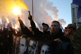 Участники Марша славы УПА с  зажжеными файерами