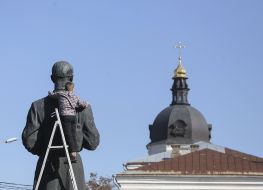 Students wash the monument to Grigory Skovoroda