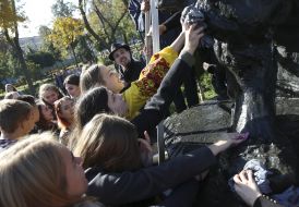 Students wash the monument to Grigory Skovoroda