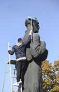 Students wash the monument to Grigory Skovoroda