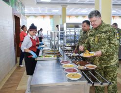 Petro Poroshenko and Stepan Poltorak choose dishes