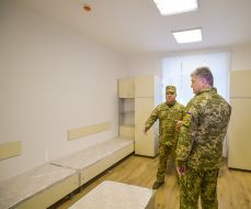 Petro Poroshenko and Stepan Poltorak in a hostel for the military