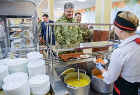 Petro Poroshenko and Stepan Poltorak choose dishes