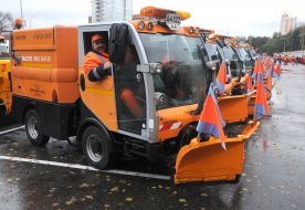 Сотрудник коммунальных служб за рулем машины для уборки снега