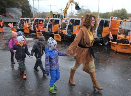 Дети осматривают машины для уборки снега