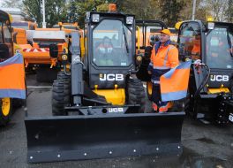 Мальчик за рулем машины для уборки снега