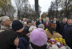 Petro Poroshenko communicates with residents of Gomel
