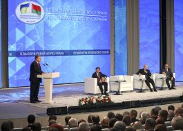 Petro Poroshenko speaks to the forum participants