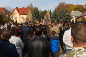 Місцеві мешканці під час освячення Меморіального комплексу