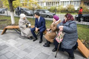 Vladimir Groysman communicates with women