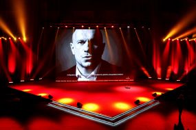 Picture of the portrait of Ilya Kiwi on stage