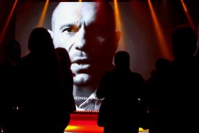 Picture of the portrait of Ilya Kiwi on stage