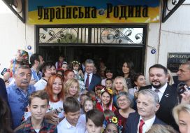 Petro Poroshenko talks with representatives of the diaspora