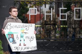 Participant hold poster