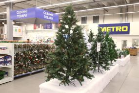 Искусственные елки в торговом центре "МЕТРО Кеш энд Керри Украина"