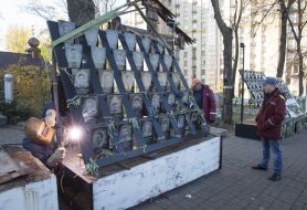 Dismantling Memorial to the Heroes of Heavenly Hundreds