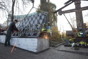 Dismantling Memorial to the Heroes of Heavenly Hundreds