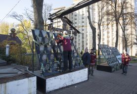 Dismantling Memorial to the Heroes of Heavenly Hundreds