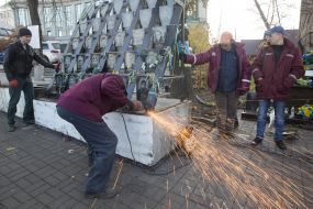 Dismantling Memorial to the Heroes of Heavenly Hundreds
