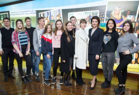 Marina Poroshenko is photographed with students